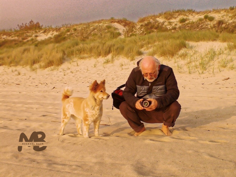 Michael Baur mit Hund am Strand